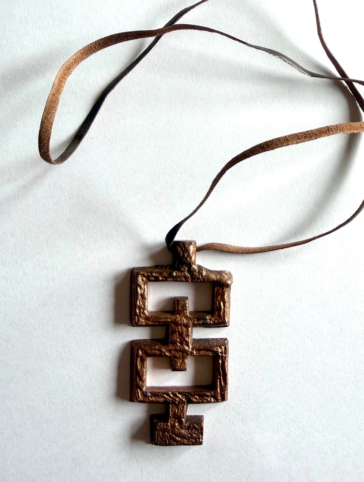 Brutalist bronzen hanger op leer *vintage*design*, Ophalen of Verzenden, Zo goed als nieuw, Bruin, Overige materialen