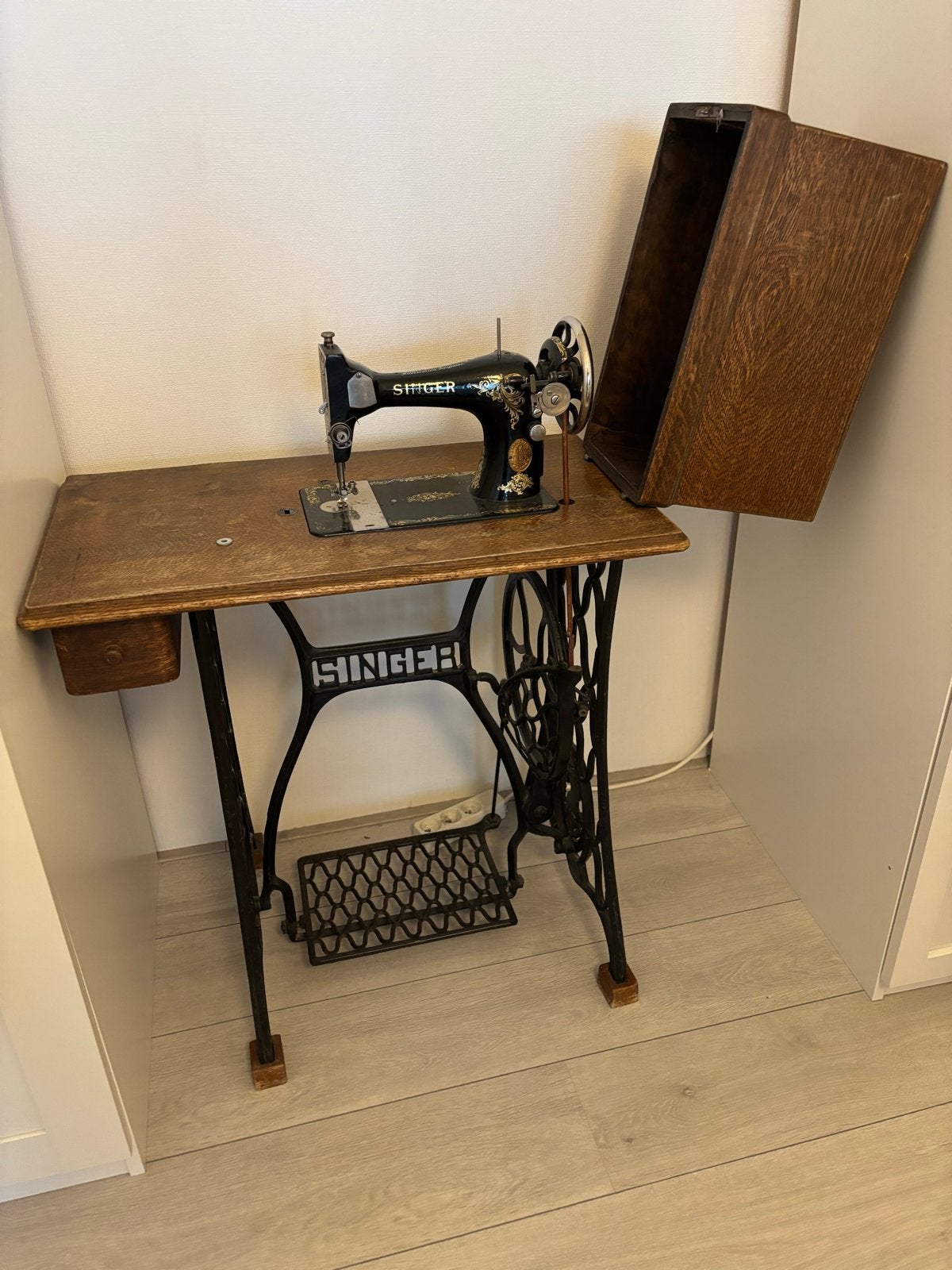 Antieke Singer Naaimachine met Houten Tafel, Antiek en Kunst, Antiek | Naaimachines, Ophalen