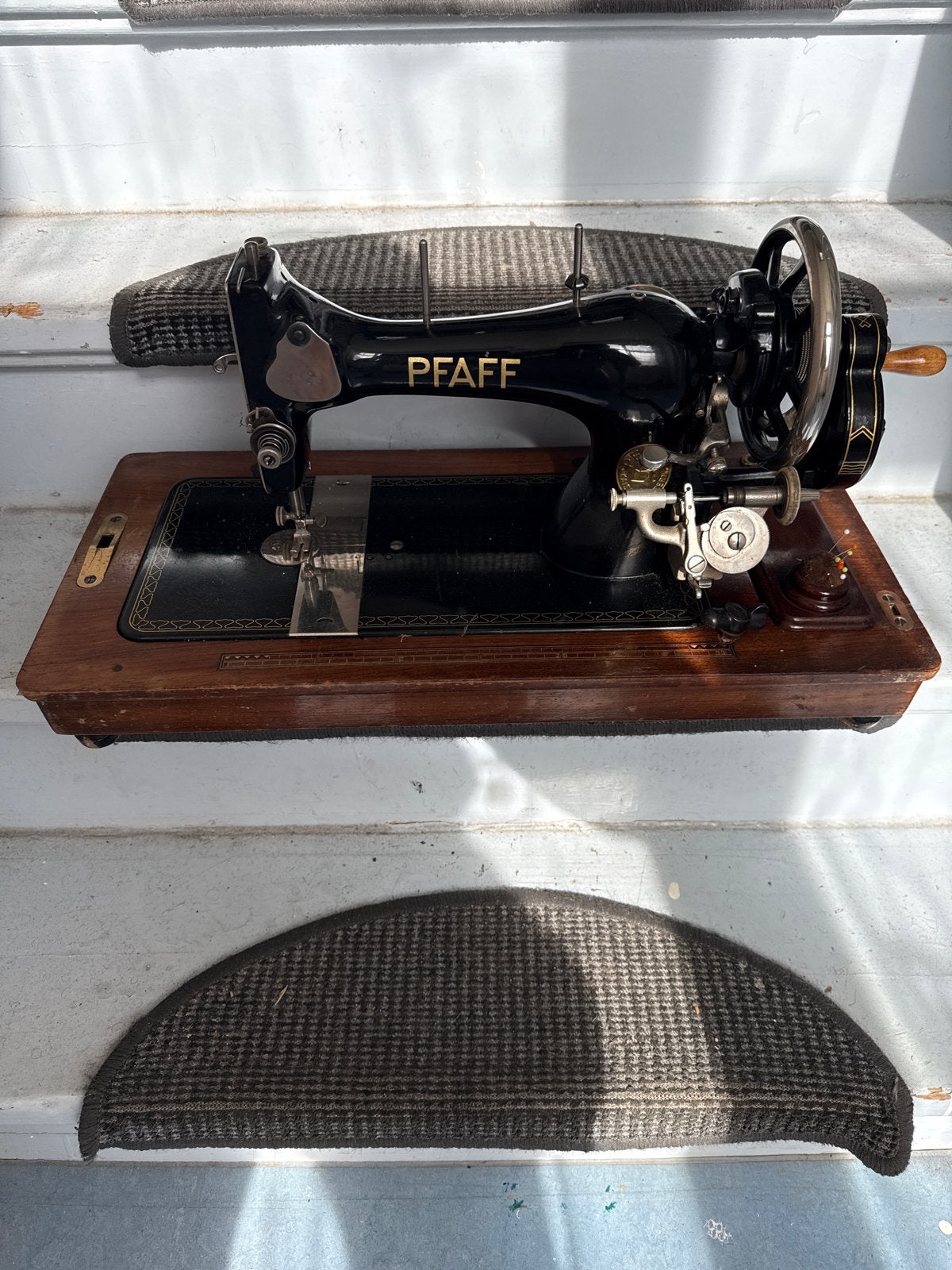 Antieke Pfaff naaimachine, Ophalen
