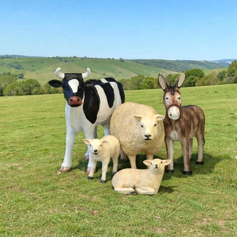 Boerderijdieren beeld, dierenbeeld tuinbeeld koe in de tuin., Tuin en Terras, Ophalen of Verzenden, Nieuw, Kunststof, Dierenbeeld