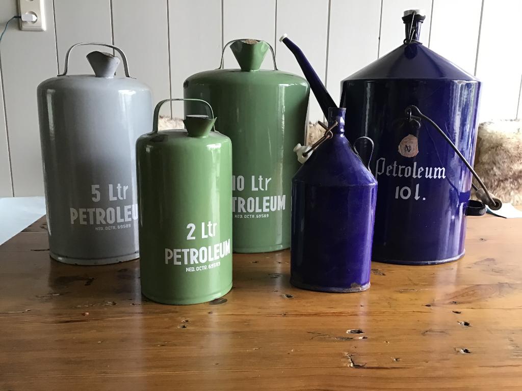 Petroleum kannen, Ophalen