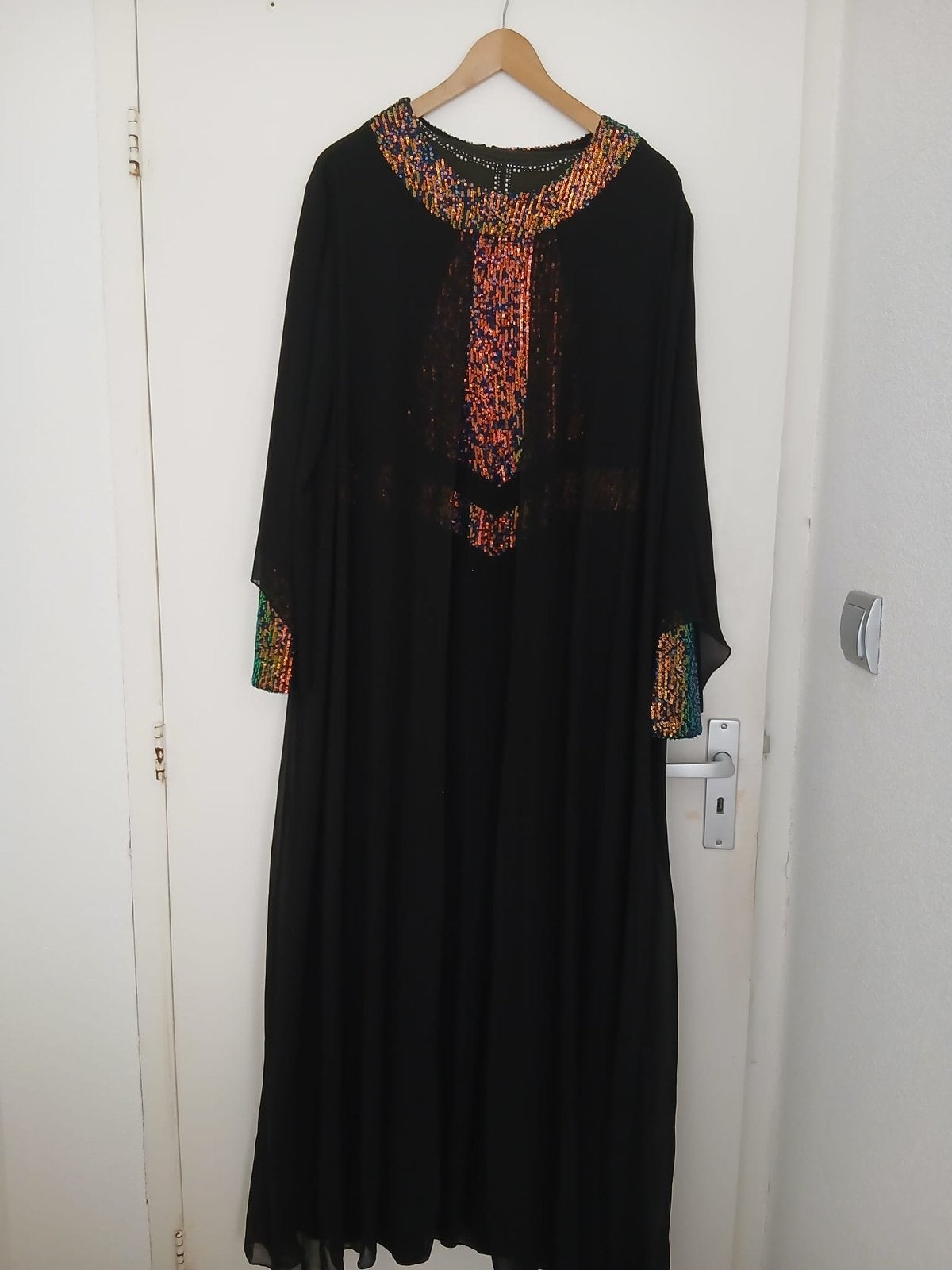 Prachtige zwarte jurk met kleurrijke glitters, Kleding | Dames, Ophalen, Zo goed als nieuw, Zwart, Onder de knie