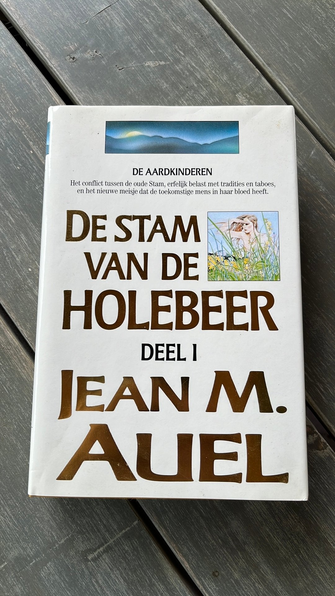 Boek De Stam van de Holebeer deel 1 van Jean M. Auel, Ophalen of Verzenden