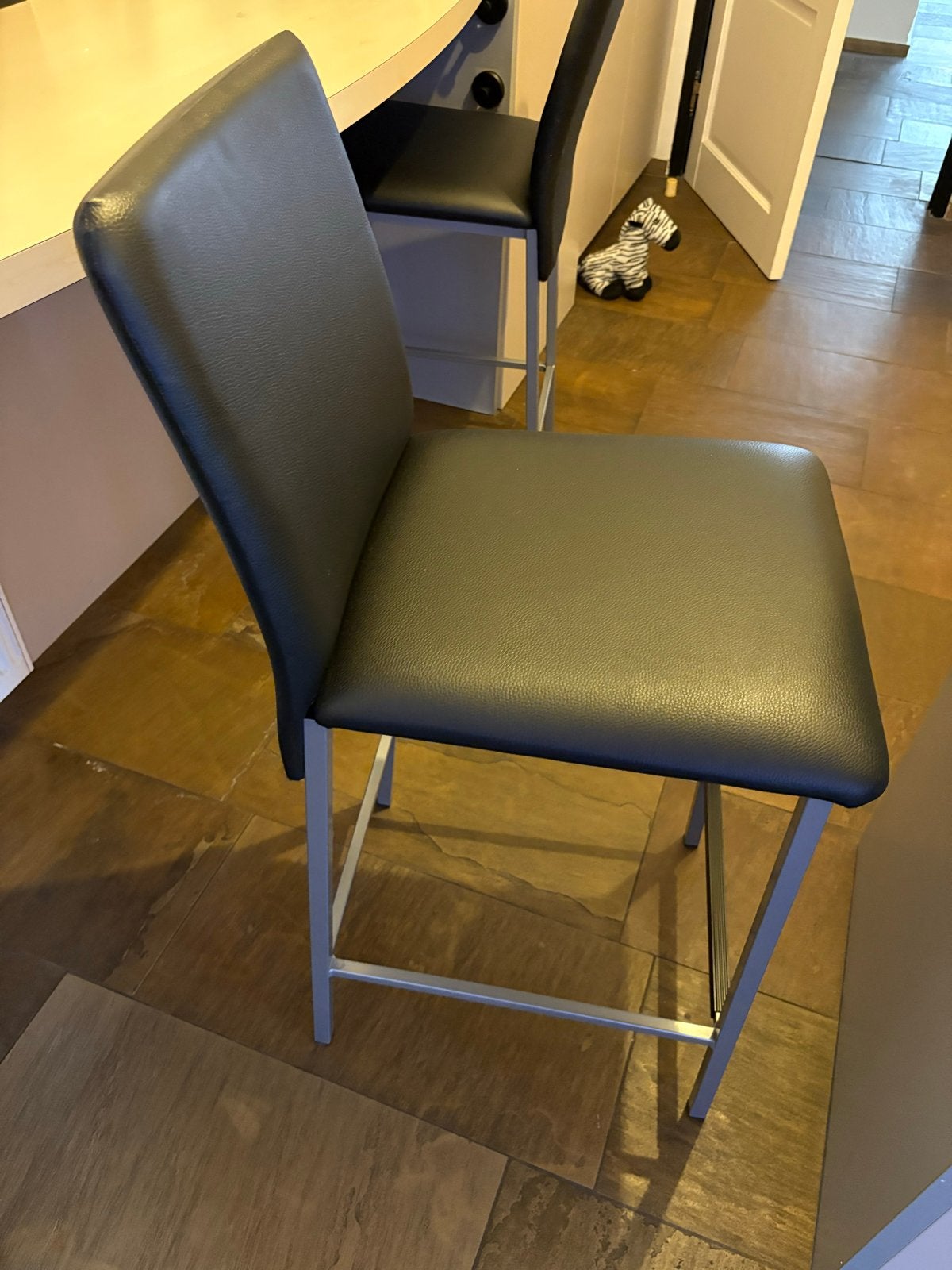 Moderne barkrukken met rugleuning - Zwart leer en metaal, Huis en Inrichting, Ophalen, Gebruikt, Met voetsteun, Leer