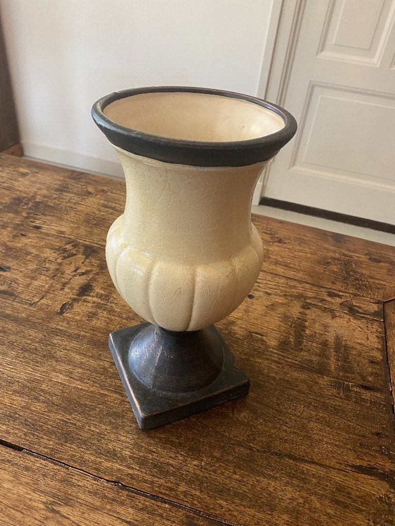 Brocante, klassiek roomwitte vaas op voet - aardewerk, Ophalen of Verzenden