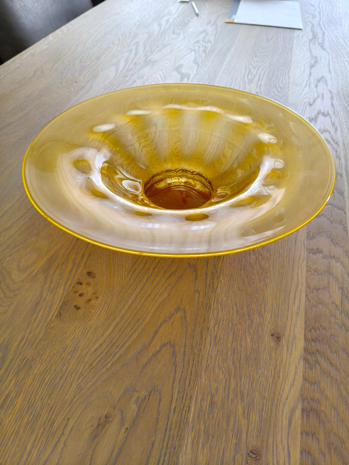Grote amberkleurige glazen schaal met craquelé effect, Ophalen of Verzenden