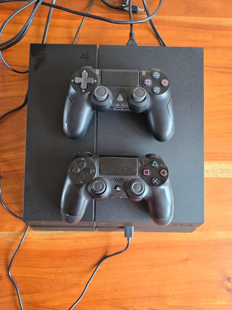 PlayStation 4 met 2 controllers en 6 spellen, Spelcomputers en Games, Gebruikt, Vanaf 18 jaar, Overige genres, Ophalen of Verzenden