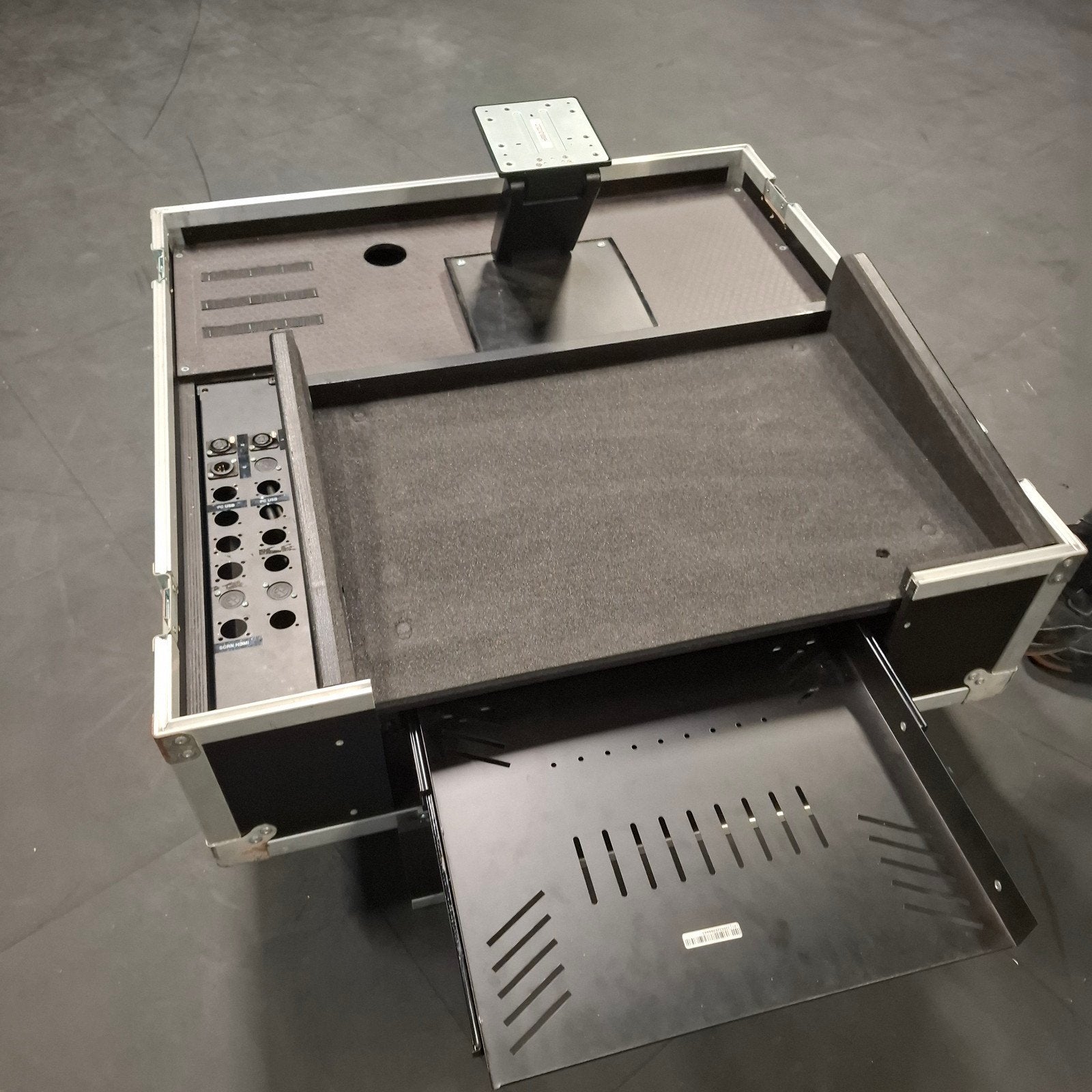 MA3 on PC flightcase, met lade voor toetsenbord,, Ophalen of Verzenden, Zo goed als nieuw, Overige instrumenten, Flightcase