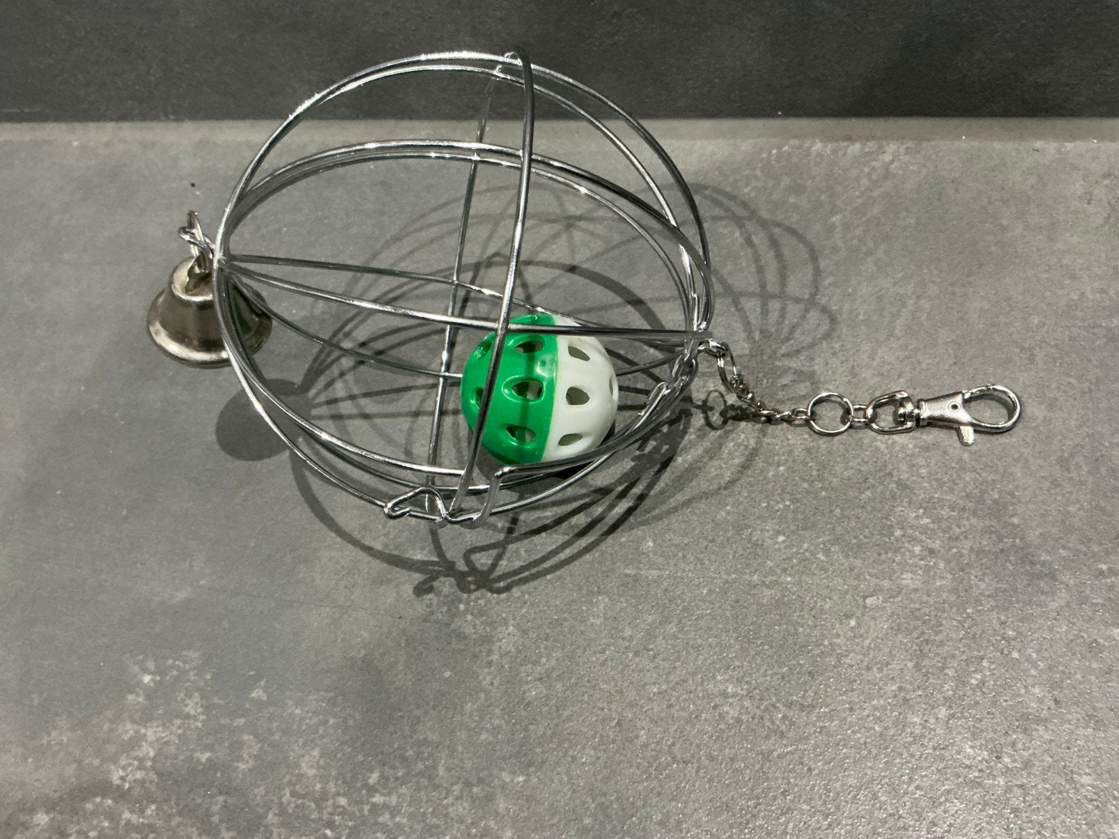 Metalen hooibal met bel – hooispeeltje voor konijnen, cavia, Dieren en Toebehoren, Ophalen of Verzenden, Zo goed als nieuw, Speelgoed