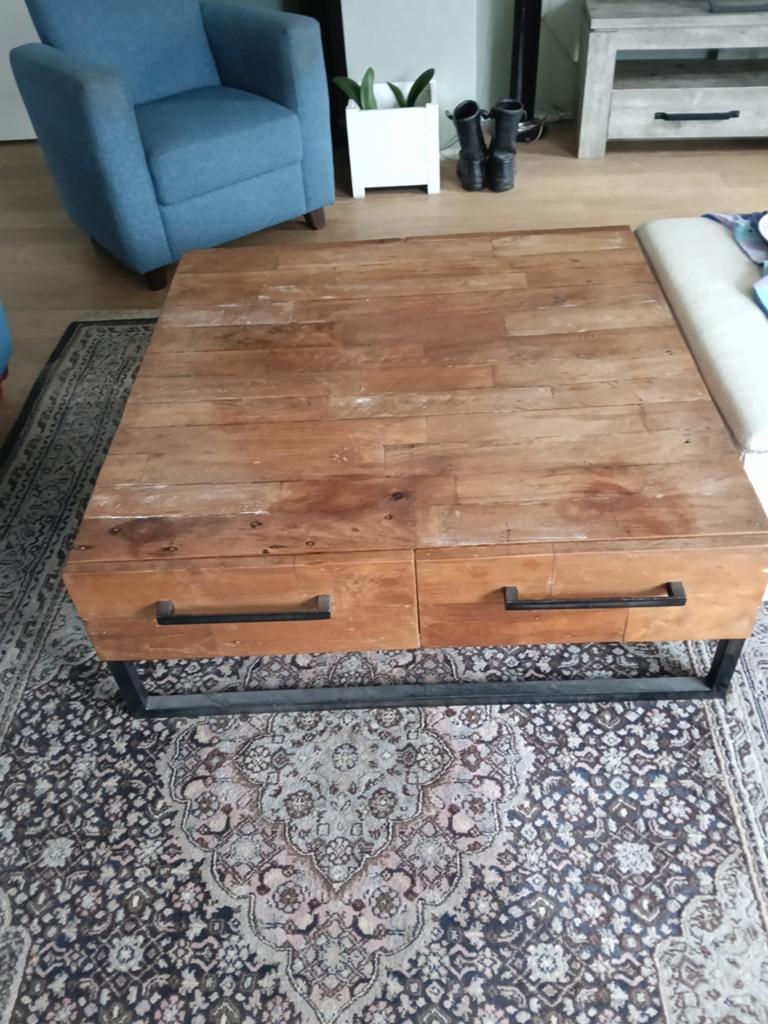 Mooie grote salontafel met zwart metalen handvatten en hout, Huis en Inrichting, Tafels | Salontafels, Gebruikt, 50 tot 100 cm