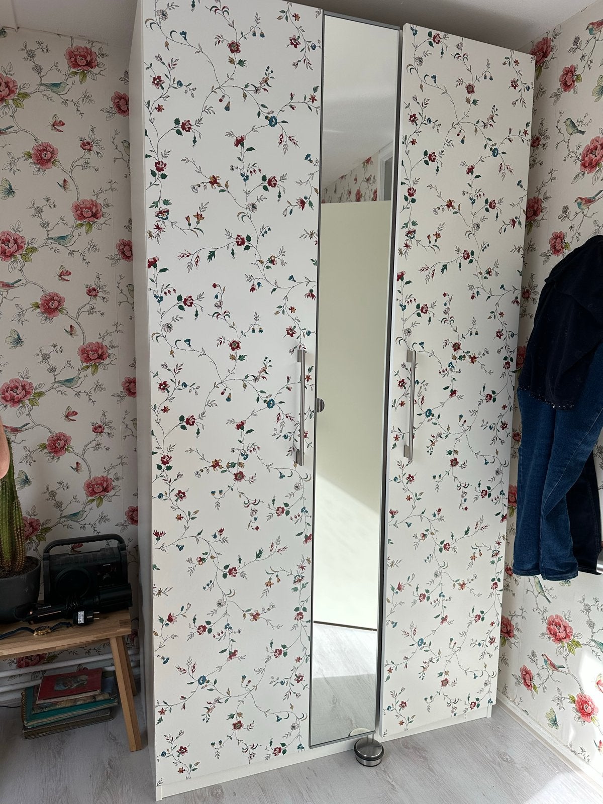 Kledingkast met bloemenprint en spiegeldeur Ikea, Huis en Inrichting, Kasten | Kledingkasten, Ophalen, Met plank(en), Gebruikt