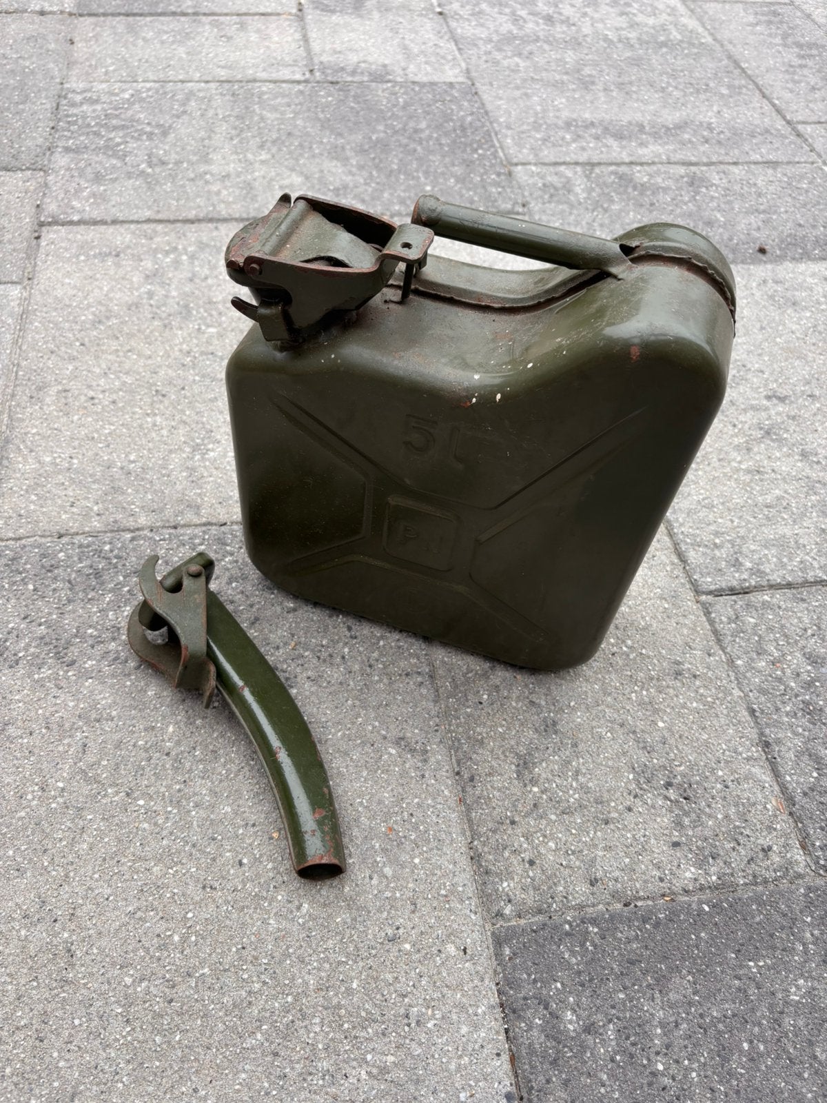 Jerrycan 5 staal met schenktuut, Ophalen