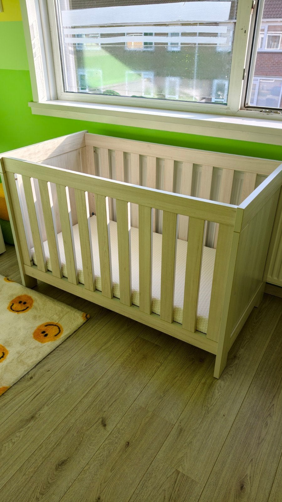 Licht grijze ledikant + matras + commode + aankleedkussen, Ophalen, Gebruikt, Ledikant