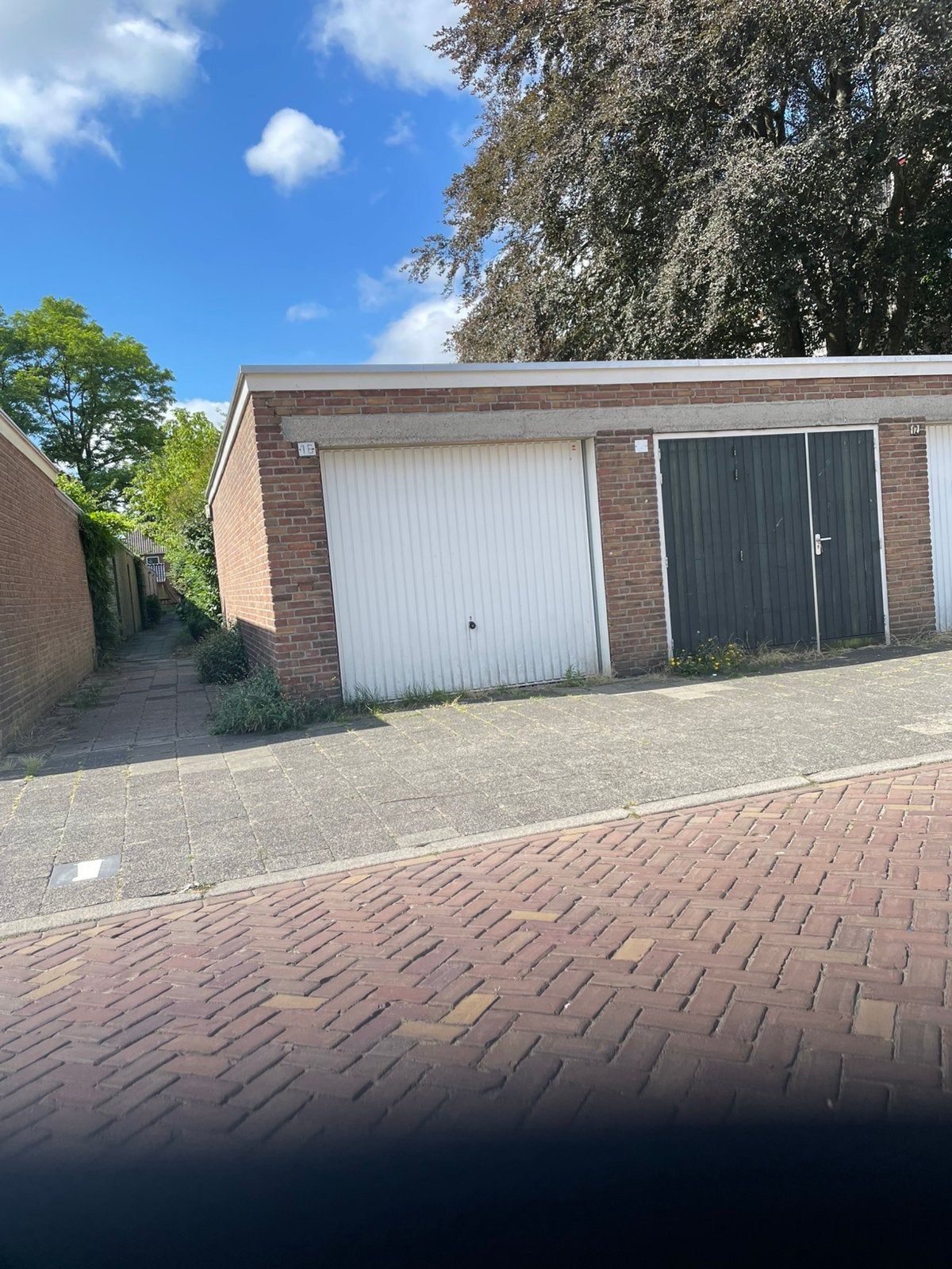 Te HUUR dubbele garage Piet Heynlaan  in Breda !