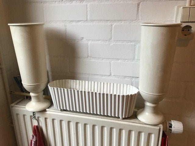 vaas- bloempot/ bakken wit metaal rond en ovaal, Huis en Inrichting, Woonaccessoires | Vazen, Matte afwerking, Wit, Ophalen of Verzenden