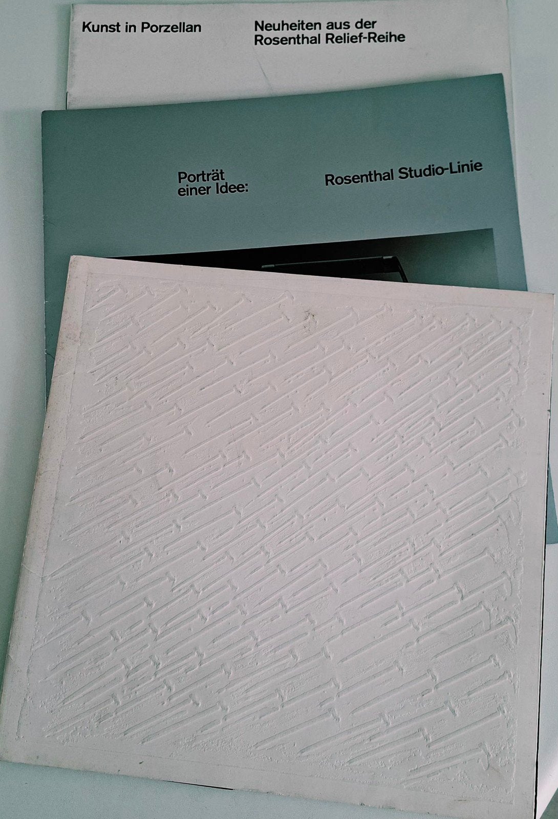 KUNST IN PORSELEIN 3 CATALOGI MET O.A.VASERELY / VALENTI, Antiek en Kunst, Ophalen