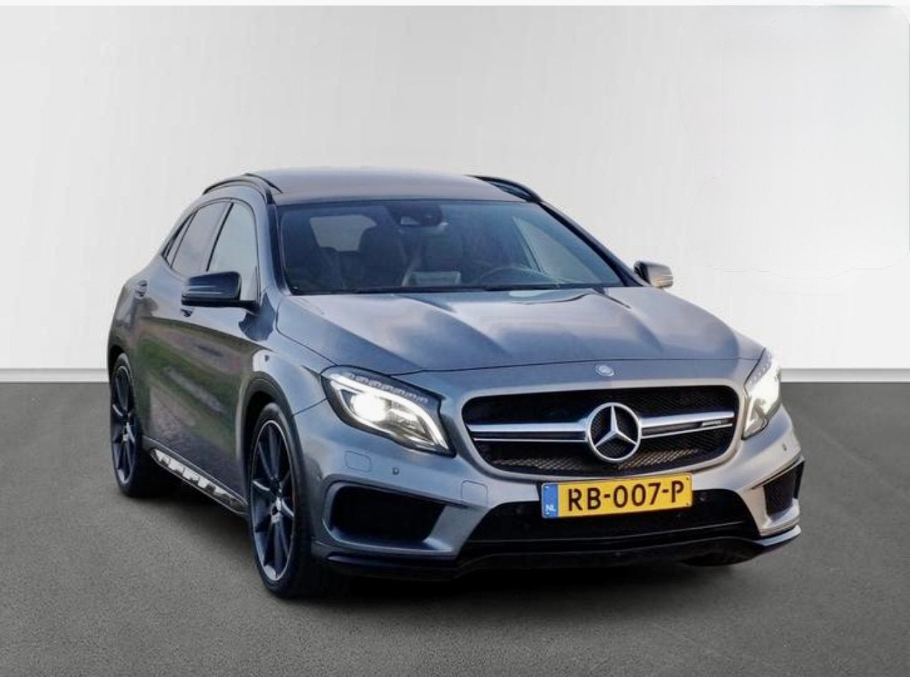 Mercedes-Benz GLA 45 AMG 381pk 7G-DCT 4Matic 2016 Grijs, Auto's, Mercedes-Benz, Automaat, Lichtsensor, Zwart, 4 cilinders