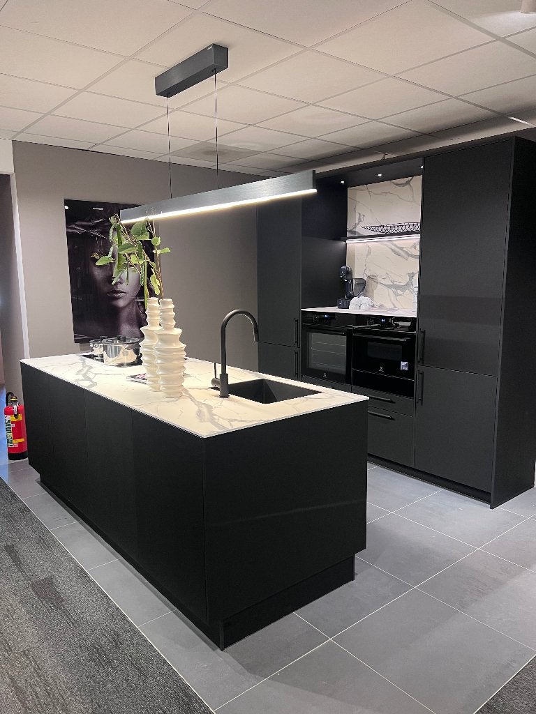 Showroomkeuken kooi4 met kookeiland en kastenwand, Huis en Inrichting, Keuken | Complete keukens, Ophalen, Overige materialen