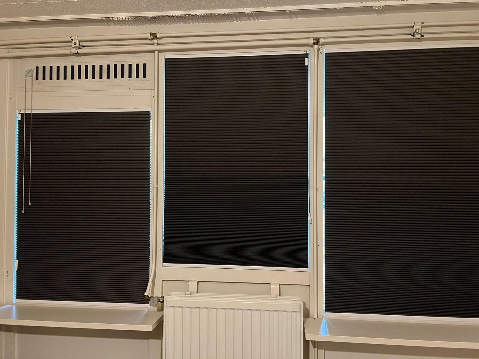 3 Dubbele plissé gordijnen. Antraciet binnen. Wit buitenkant, Huis en Inrichting, Ophalen, Overige materialen, 125 cm, Verduisterend