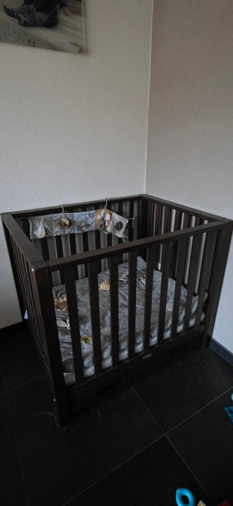 TWF box koniaal bruin met speelkleed en matras., Ophalen of Verzenden, Zo goed als nieuw