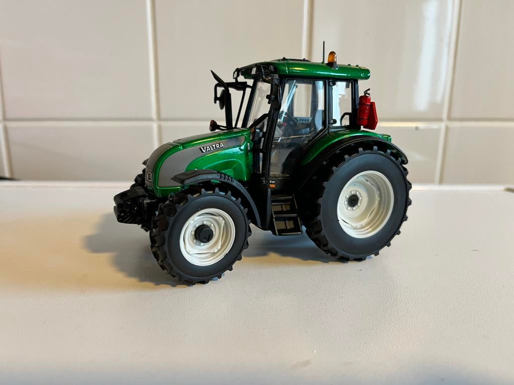 Valtra C Groen Uh 1/32, Ophalen of Verzenden, Zo goed als nieuw, Tractor of Landbouw, Universal Hobbies