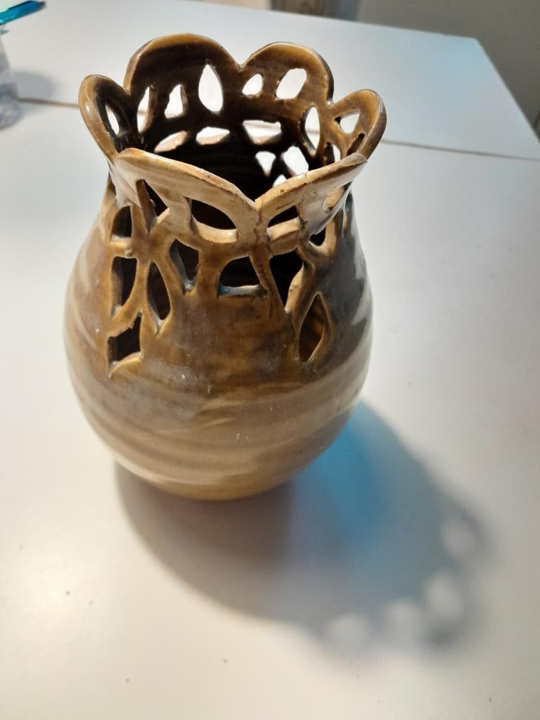 Decoratieve vaas met opengewerkt patroon - 17,5 cm hoog, Ophalen of Verzenden