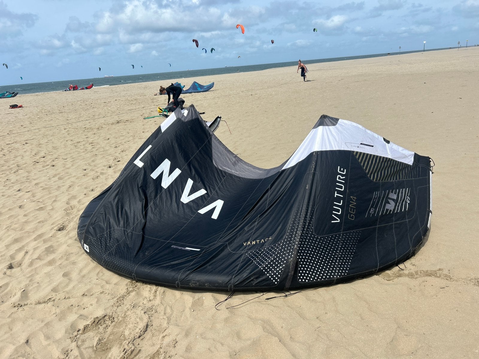 Vantage gen 4 + Vulture 9 m2 kite, Watersport en Boten, Kitesurfen, Geen board, Ophalen of Verzenden, 9 m², Kite