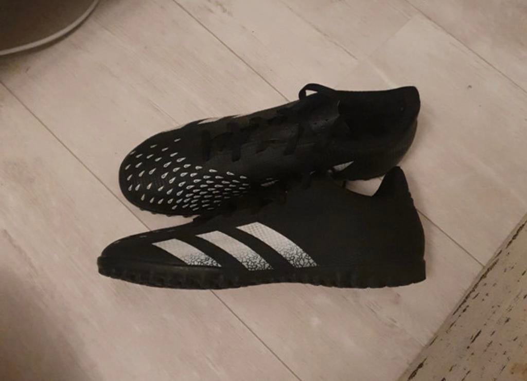 Adidas Kunstgrasschoenen maat 40, Sport en Fitness, Maat XS of kleiner, Ophalen of Verzenden, Gebruikt, Schoenen