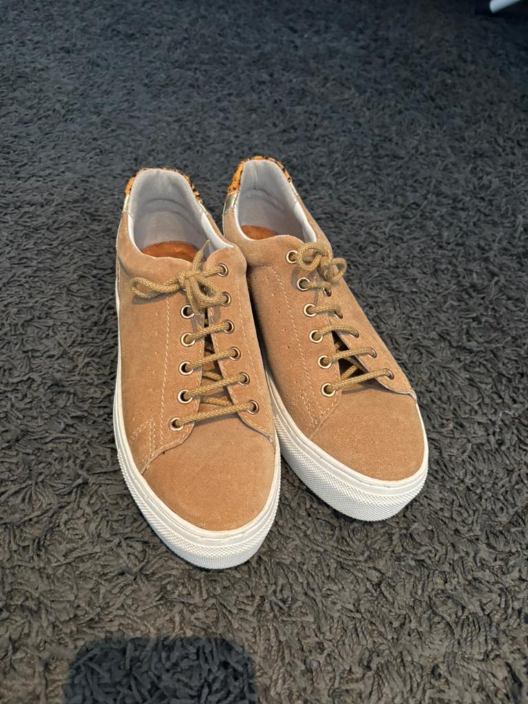 Bruine damessneaker suede maat 36, Kleding | Dames, Schoenen, Bruin, Ophalen of Verzenden, Sneakers of Gympen, Zo goed als nieuw