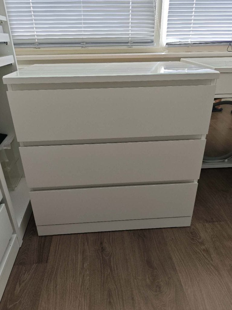 IKEA MALM ladekast 3 lades wit + glasplaat – 804878 cm, Huis en Inrichting, Kasten | Ladekasten, Ophalen, 50 tot 100 cm, Zo goed als nieuw