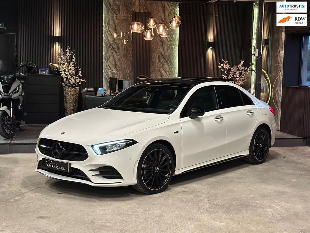 Mercedes-Benz A-klasse 250 e AMG|Black pakket|PANO|BOMVOL!, Auto's, Mercedes-Benz, Gebruikt, Euro 6, 4 cilinders, 15 kWh