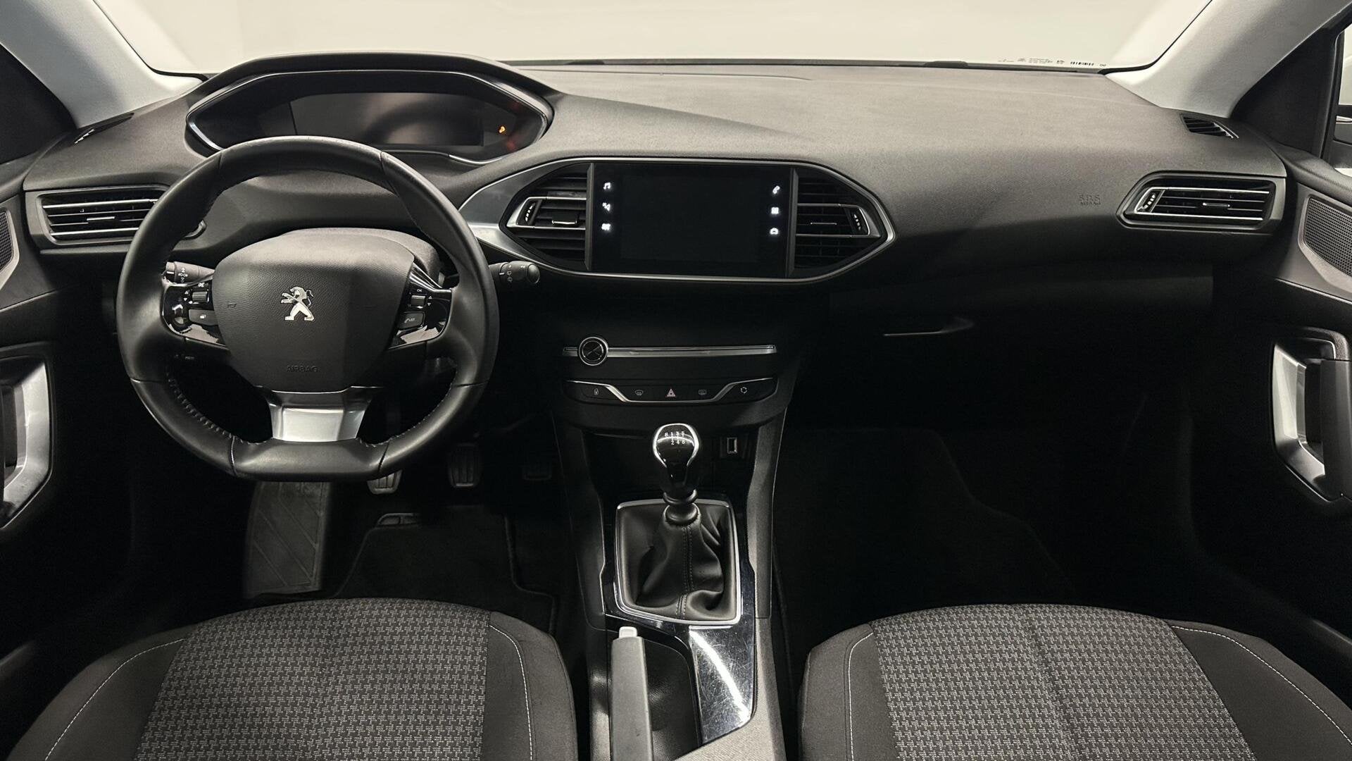 Peugeot 308 SW 1.2 PureTech Active Pack TREKHAAK NACI LM CAR, Auto's, Peugeot, Voorwielaandrijving, Stof, Gebruikt, 1199 cc