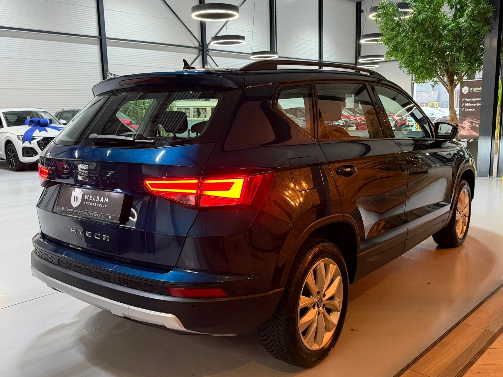 SEAT Ateca 1.0 EcoTSI Style Edition|Lava Blue|Dealer Onderho, Auto's, Voorwielaandrijving, Dealer onderhouden, Gebruikt, Met garantie (alle)