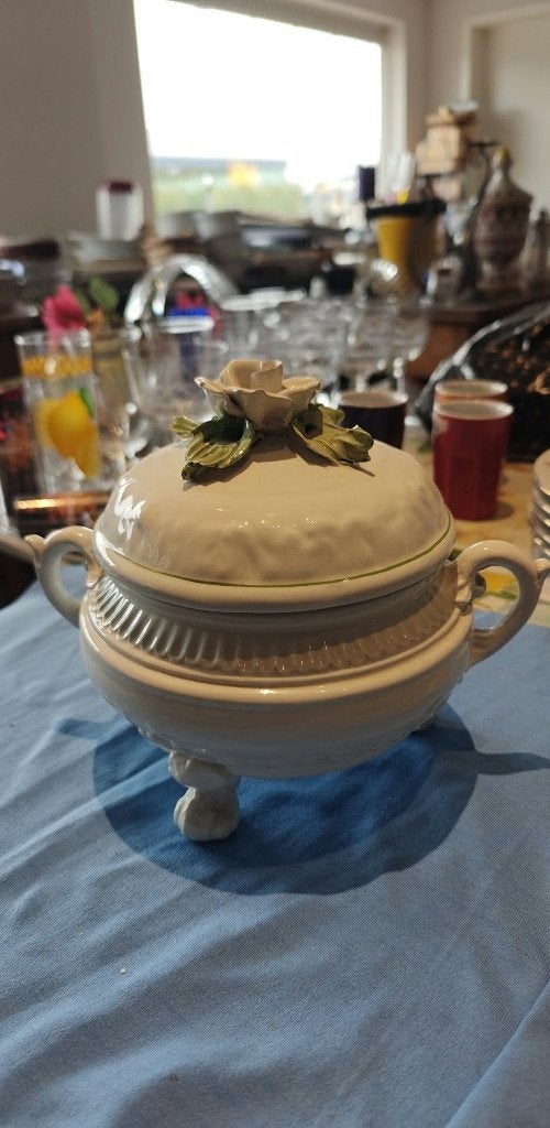 potje in keramiek met bloemen in relief wit groen, Porselein of Keramiek, Rond, Pot of Kruik, Ophalen of Verzenden