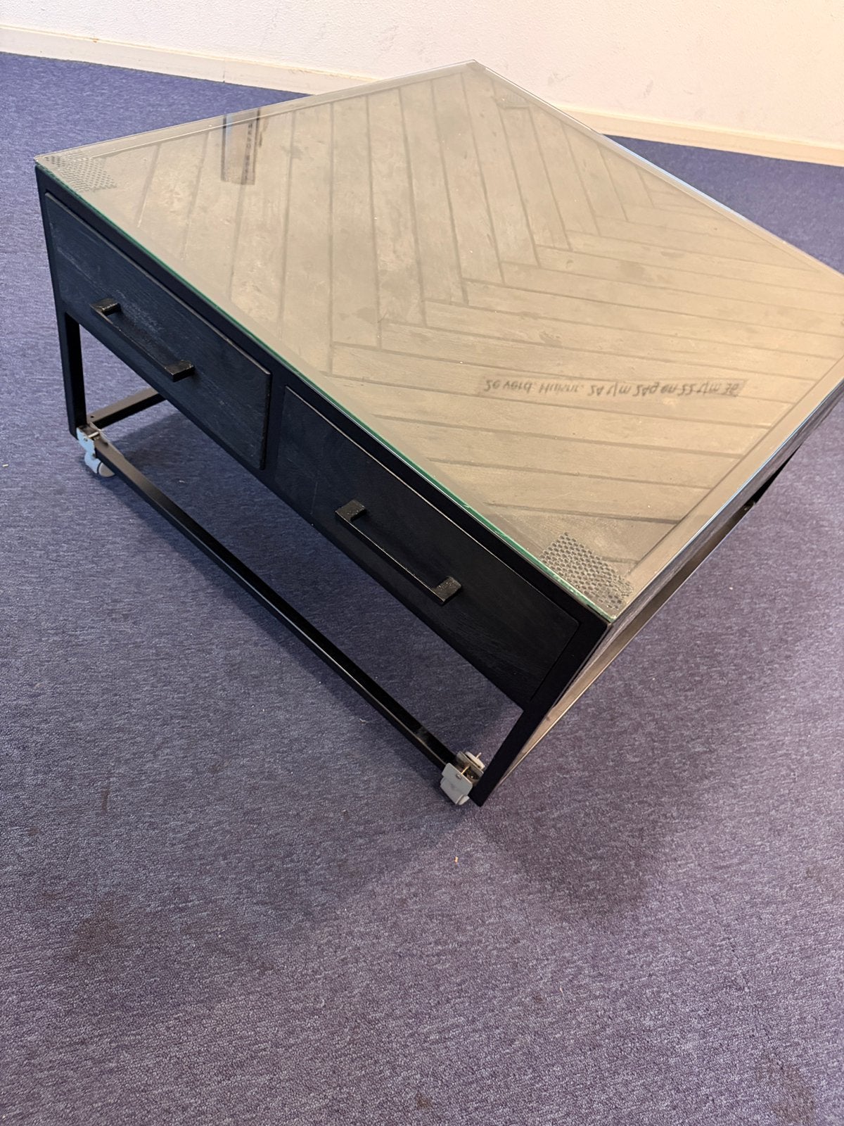 Salon tafel met wiel en glasblad 4 lades, Huis en Inrichting, Ophalen, 100 tot 150 cm, 50 tot 100 cm, Rechthoekig
