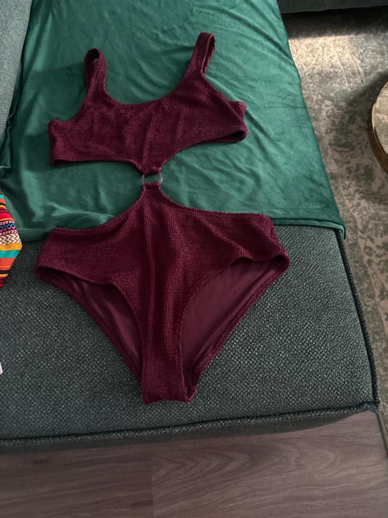 Bordeauxrode badpak met cut-out en ringdetail, Ophalen of Verzenden, Zo goed als nieuw, Overige kleuren, Badpak