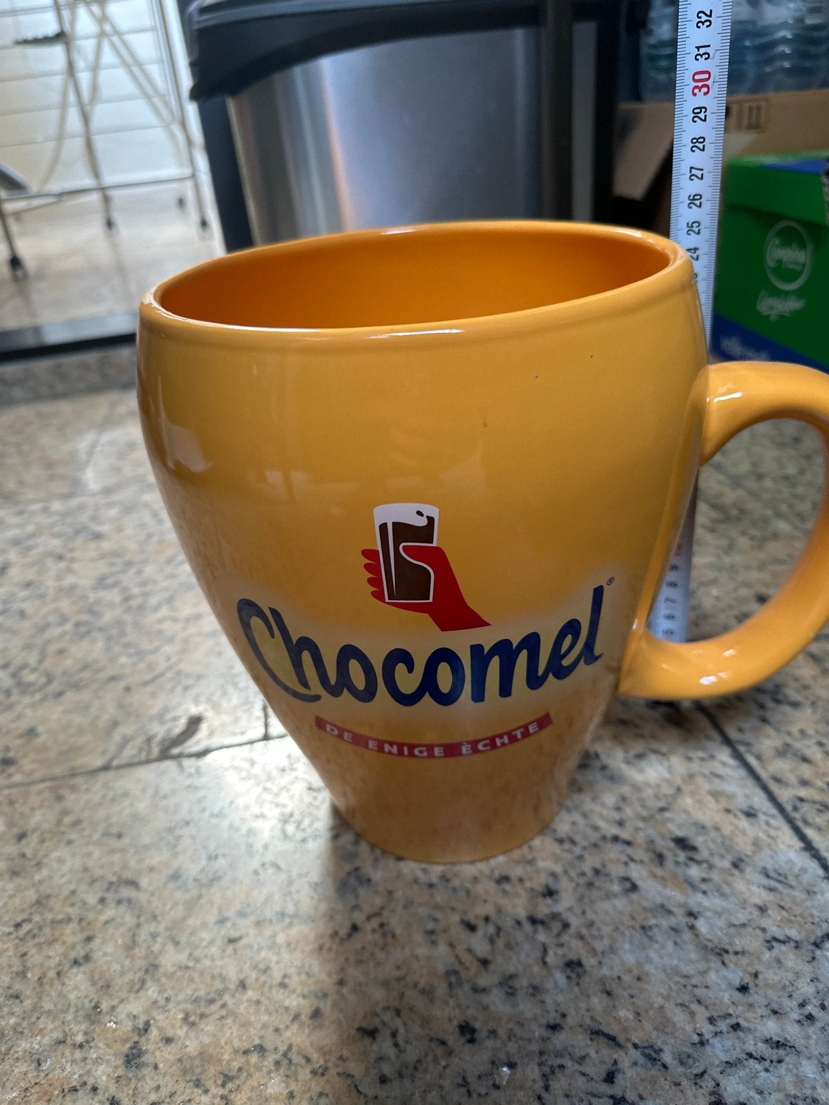 Chocomel levensgrote beker - 25cm hoog, Ophalen, Gebruikt, Geel, Steen/keramiek