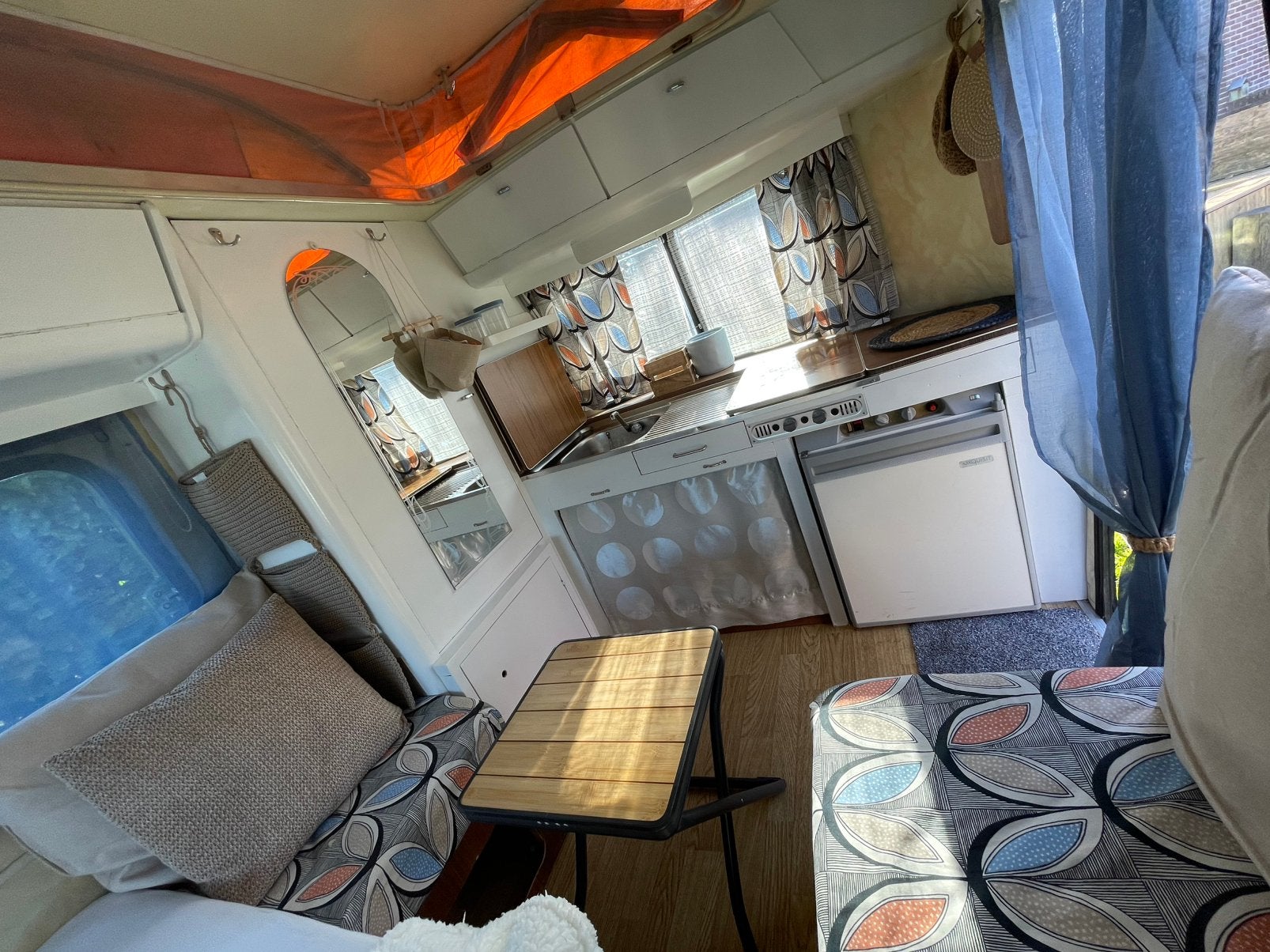 Compacte oldtimer Eriba Pan met kopkeuken te huur.