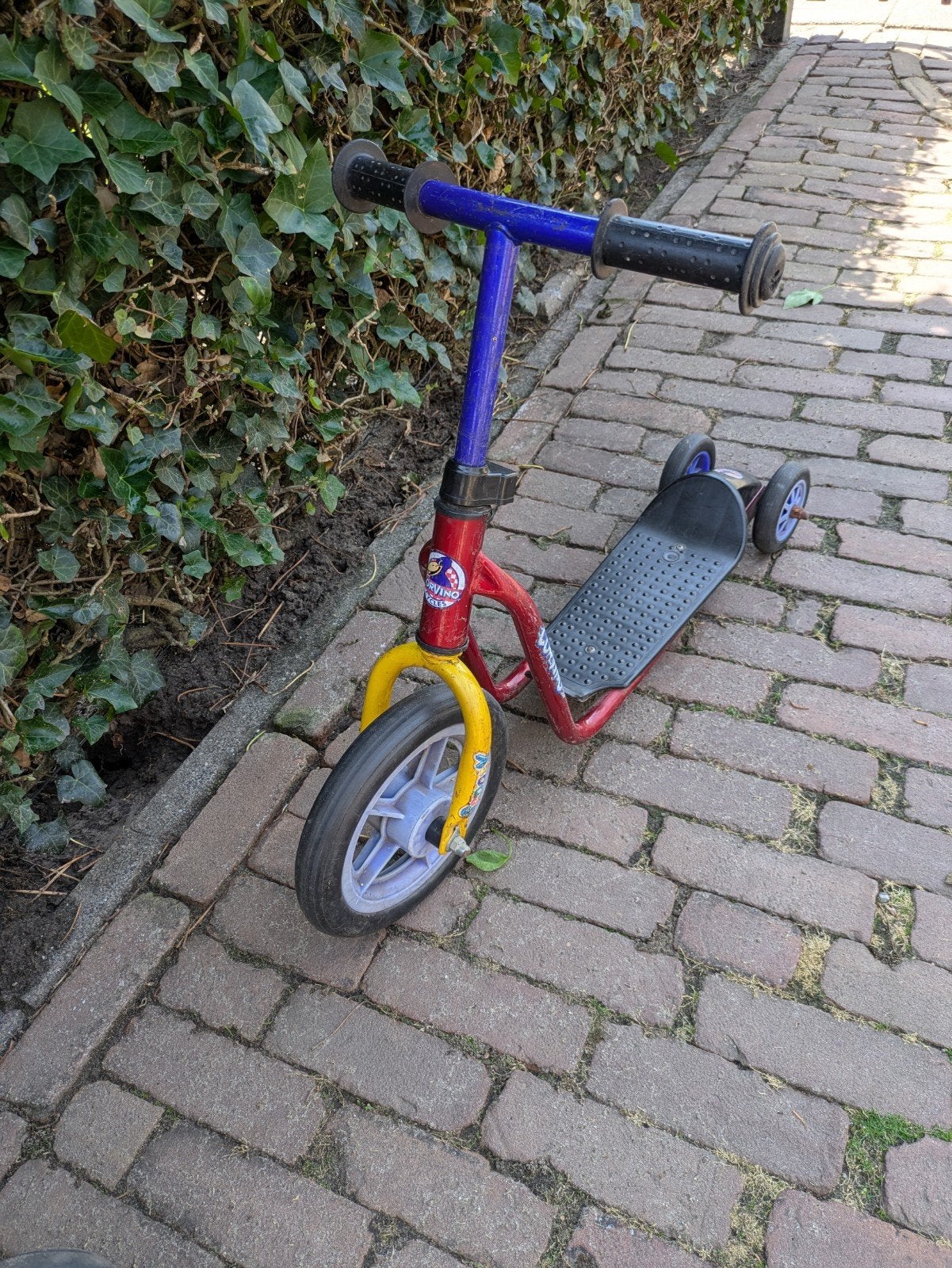 Corvino step (blauw/rood) met 2 wielen achter en 1 voor, Ophalen of Verzenden
