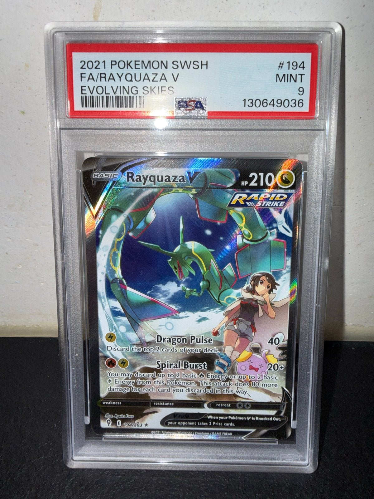 Rayquaza V Alt Art (194/203) Evolving Skies PSA 9, Hobby en Vrije tijd, Ophalen of Verzenden, Zo goed als nieuw, Losse kaart, Foil