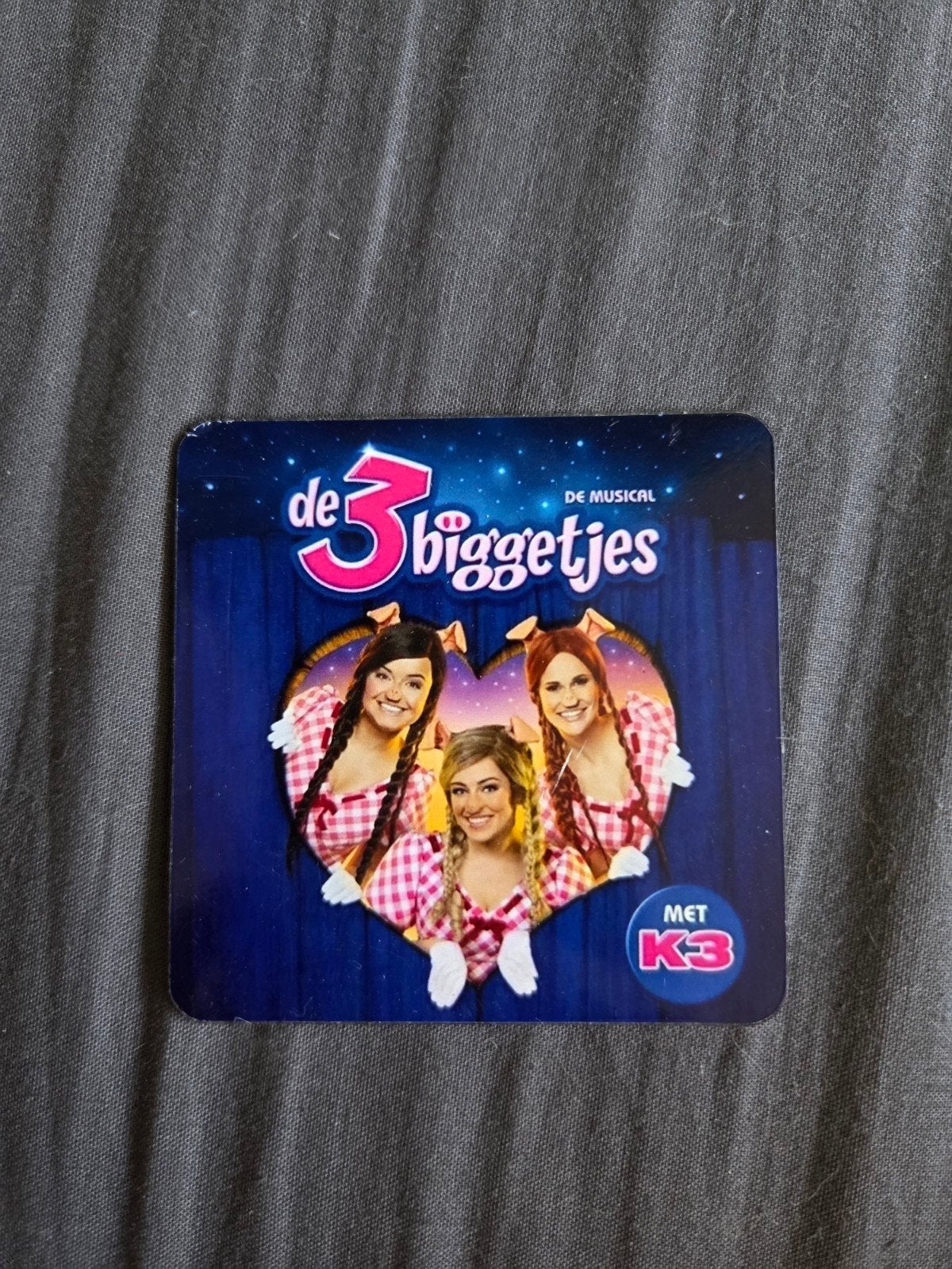 K3 De 3 Biggetjes Musical Magneet Studio 100, Ophalen of Verzenden, Nieuw, Gebruiksvoorwerp