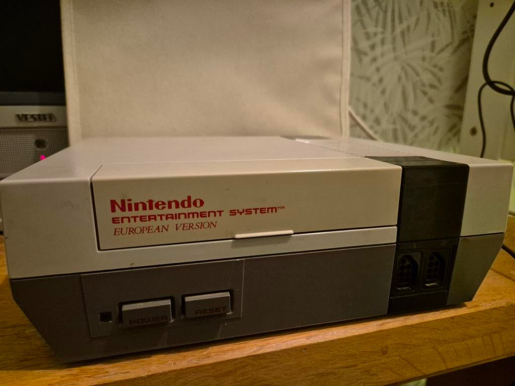 European Nintendo NES, zonder kabels of controller, Ophalen of Verzenden, Zo goed als nieuw, Met 1 controller