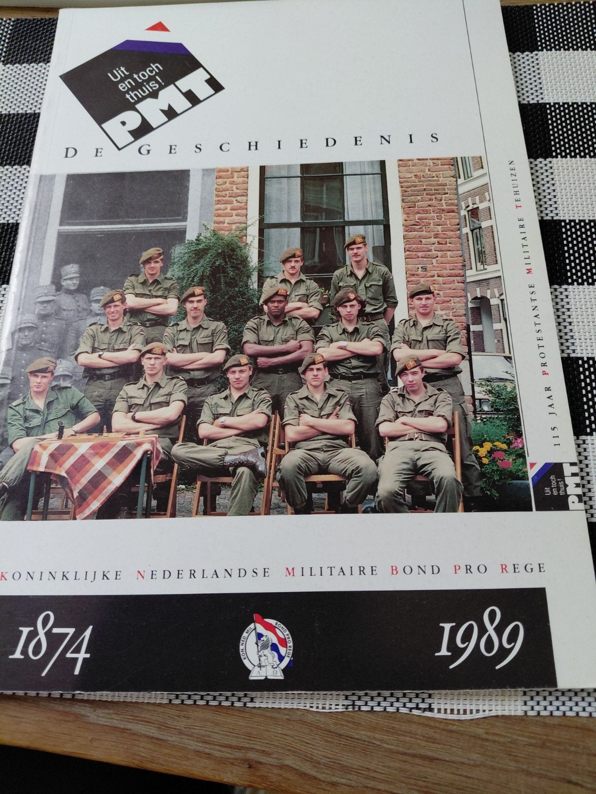 uit en toch thuis 115 jaar pmt, Ophalen of Verzenden, Gelezen
