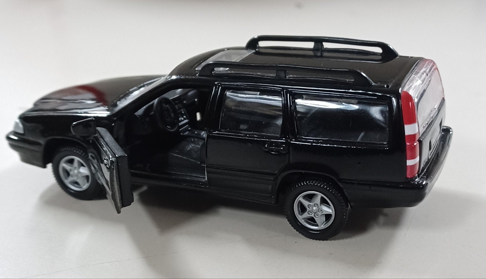 Uit verzameling Volvo V70 zwart nieuw en onbespeeld., Hobby en Vrije tijd, Modelauto's | 1:43, Ophalen of Verzenden, Nieuw, Auto