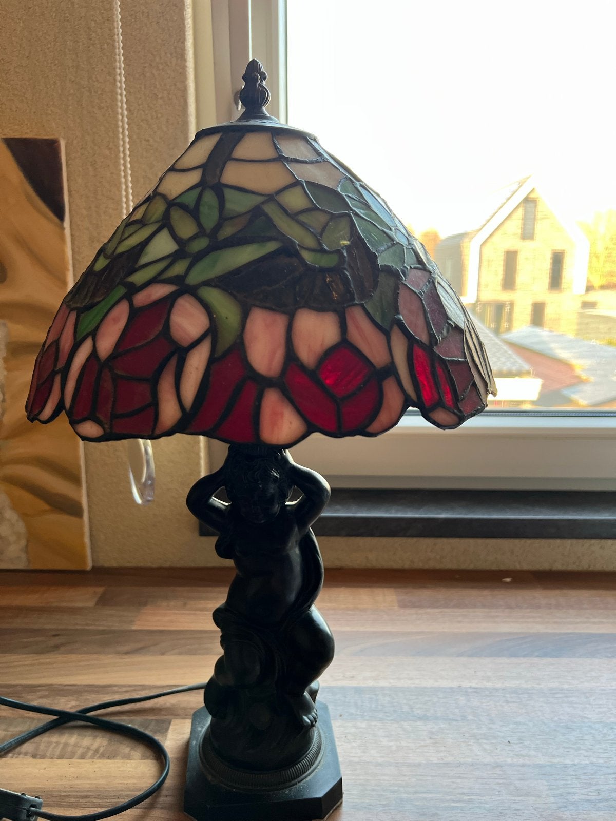 Tiffany-stijl tafellamp met cherubijn voet, Ophalen of Verzenden
