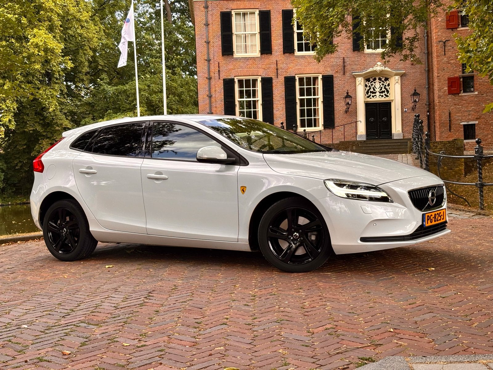 Volvo V40 T2, Automaat, Park.camera/Sens Verw.Voorruit/Stoel, Auto's, Lane Keeping Assist, 1498 cc, Zwart, 700 kg