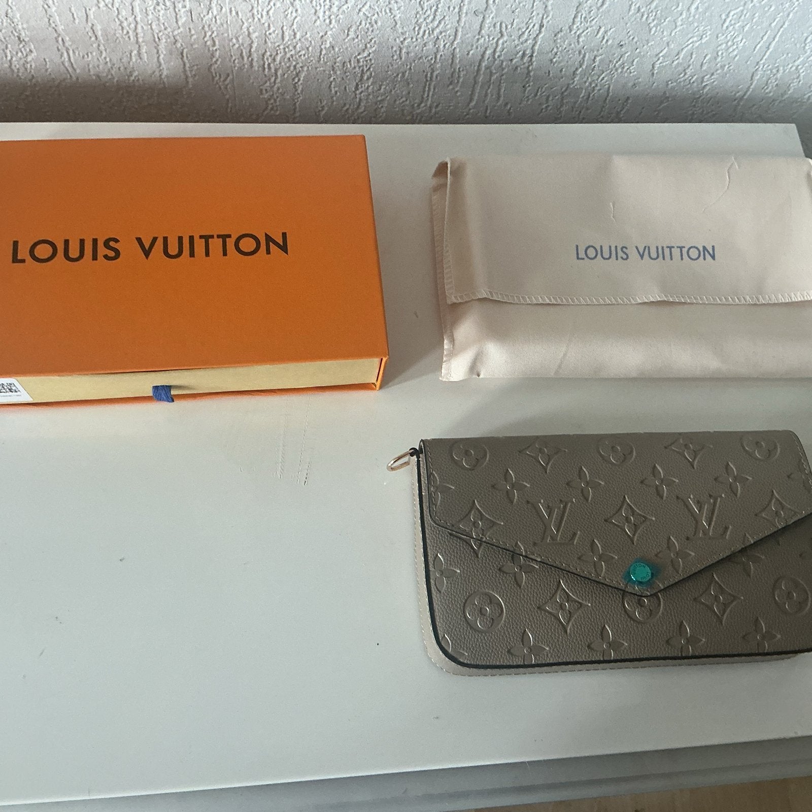 ouis uitton Pochette Félicie Monogram Empreinte Taupe, Sieraden, Tassen en Uiterlijk, Tassen | Damestassen, Ophalen of Verzenden