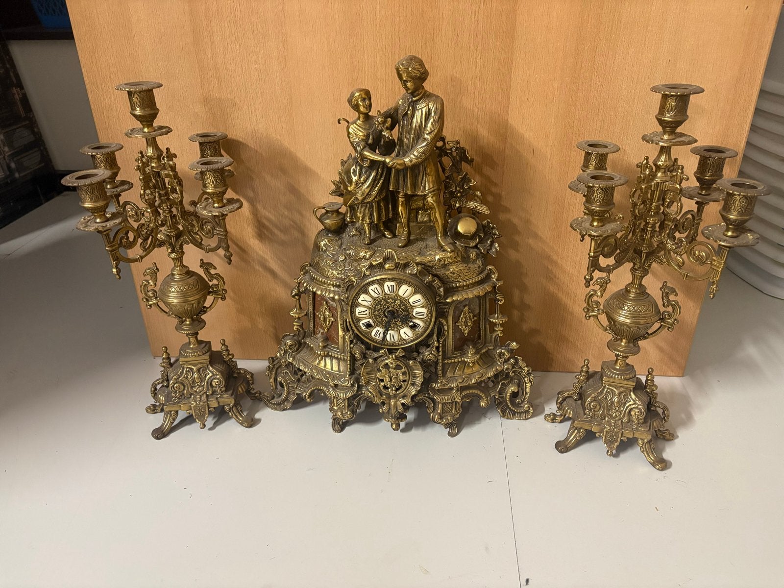 Antieke bronzen klok met kandelaars - Romantisch tafereel, Antiek en Kunst, Ophalen of Verzenden