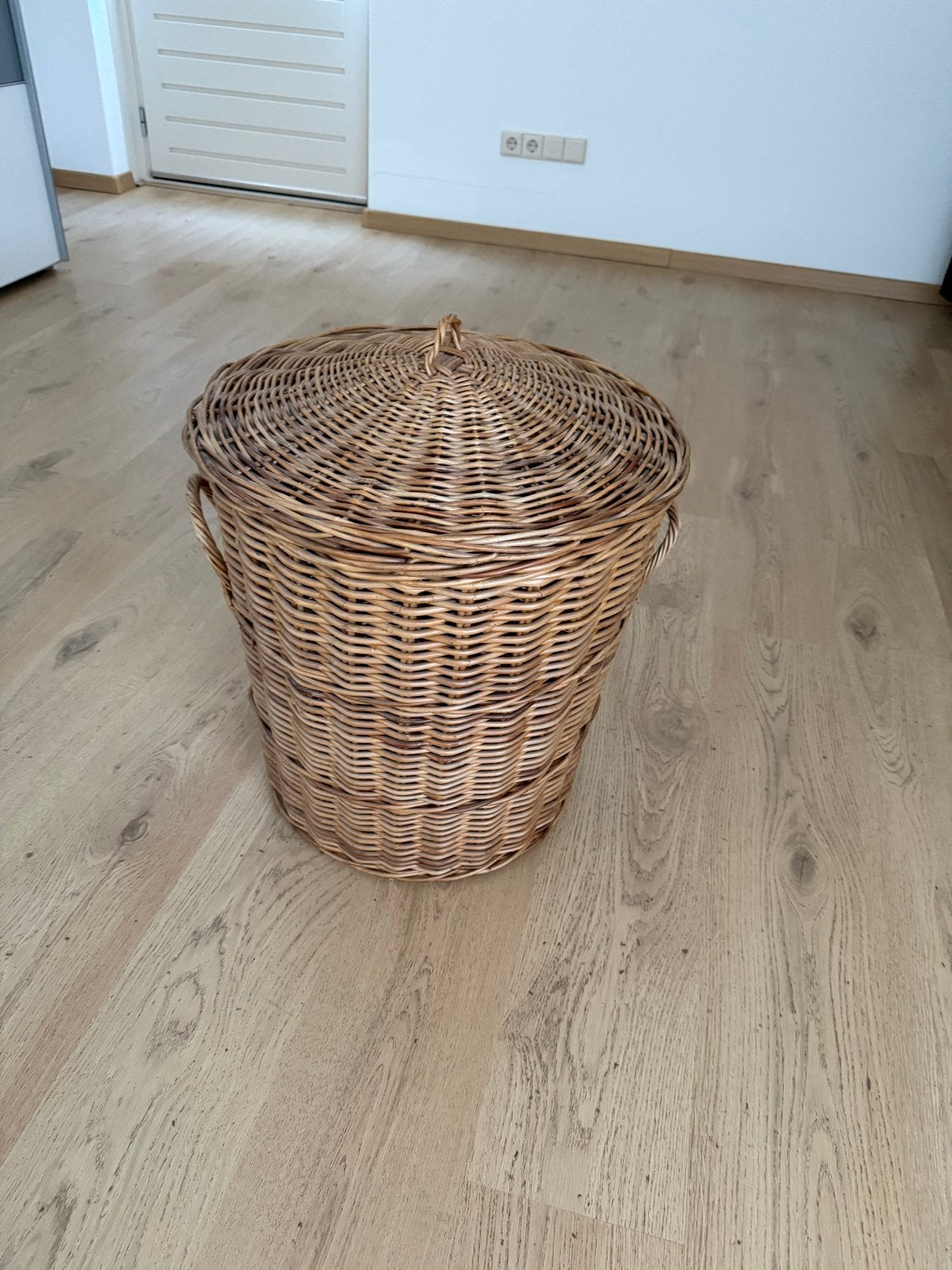Grote rieten wasmand met deksel, Ophalen, Gebruikt, Landelijk, Natuurlijk materiaal