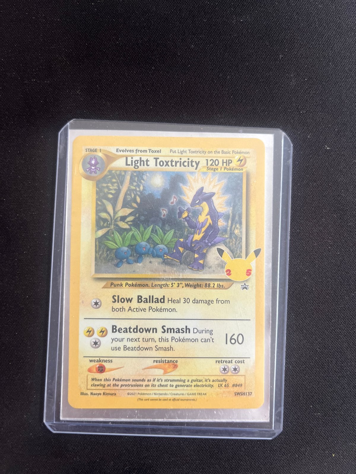 Light Toxtricity SWSH137 Celebrations Pokémon Kaart, Ophalen of Verzenden, Zo goed als nieuw, Losse kaart